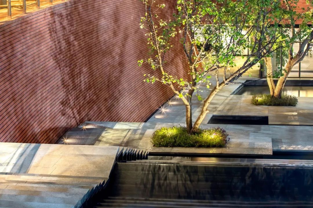 约8000块红砂岩纯手工干挂,这是看不见的重量;约4800米长的钢龙骨,这