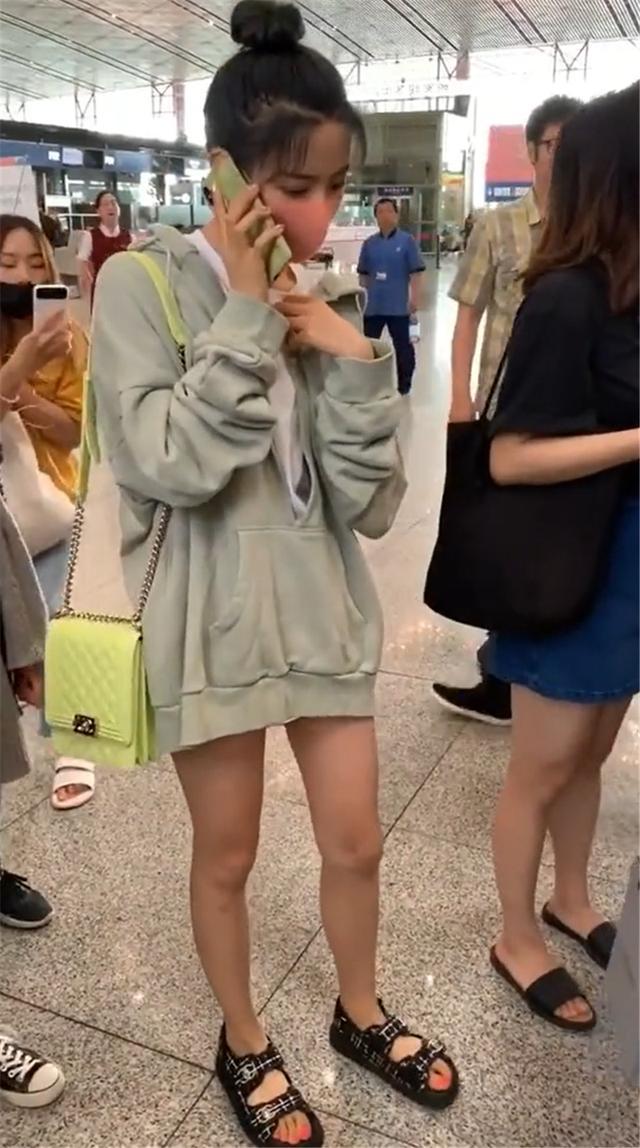 杨超越有多潮?黑色凉鞋 粉红色脚趾甲油,网友:惊艳了!