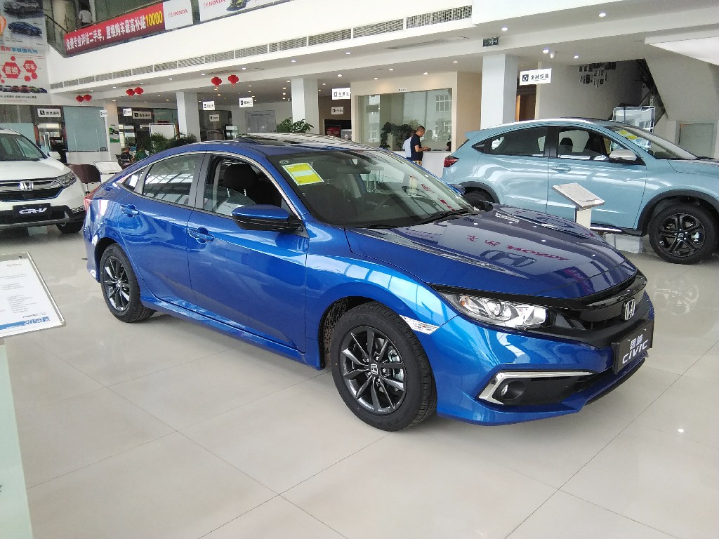 2019款本田思域实拍,号称"官方改装"轿跑,让我们来看看!