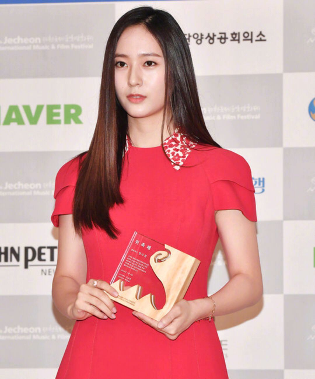 郑秀晶发福之后又遇新挫折?穿lv红裙梦回九十年代,全靠颜值硬撑_裙子