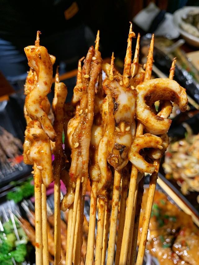 烤扇贝,烤鱿鱼才9毛9,辣炒花蚬子8块9,长春这家烧烤店老板疯了