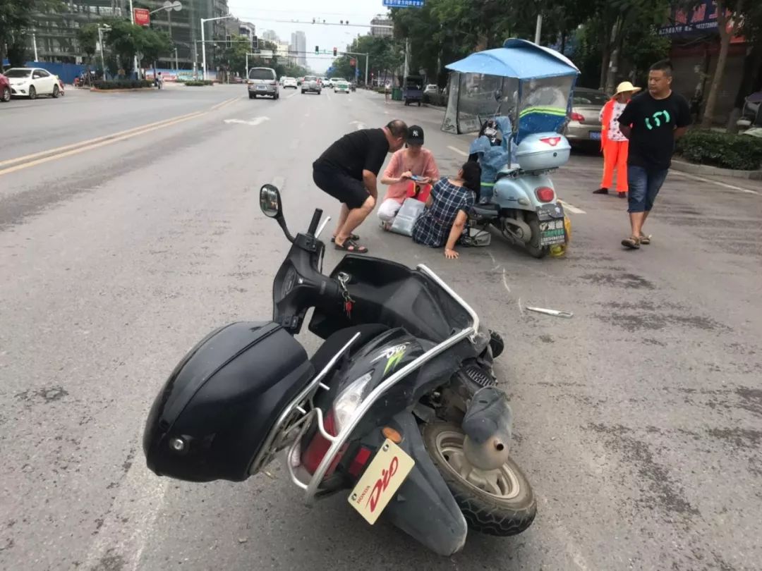 昨日,容城大道兩車相撞,有人受了傷,男子撥打120.