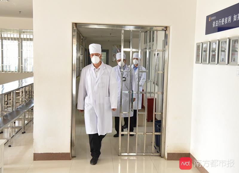 监狱医生唐顺保的三重人生着警服披白衣患癌症仍奋战抗艾一线