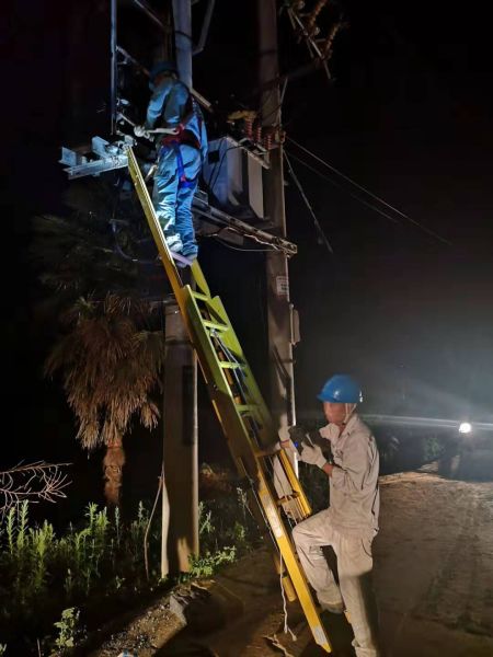 但现场人员经过全力抢修,7月9日凌晨1点,烧毁的高压配电柜被顺利更换
