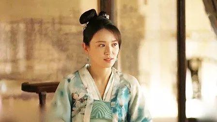 穿白色衣服,身為嫡女囂張跋扈,但本性純良華蘭(王鶴潤飾演)端莊溫和