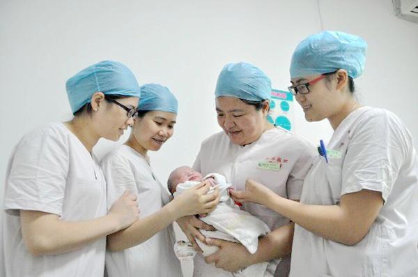 刚出生的宝宝,被护士抱在怀里,下一秒宝宝的动作让护士哭笑不得