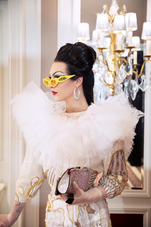 在巴黎violetchachki再次证明了她才是时装女王