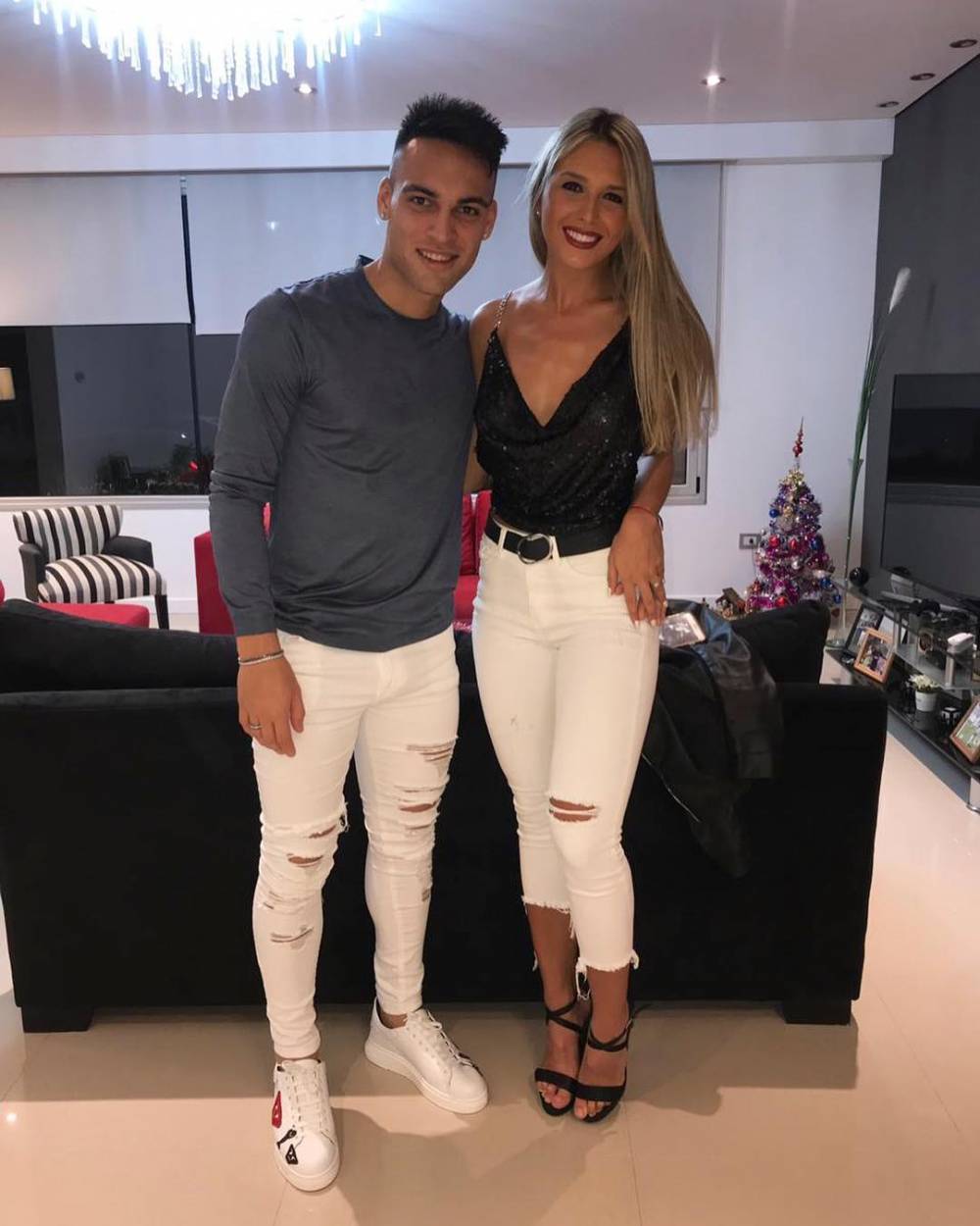 劳塔罗与女友水中深情拥吻,晒照秀恩爱:爱你入魂