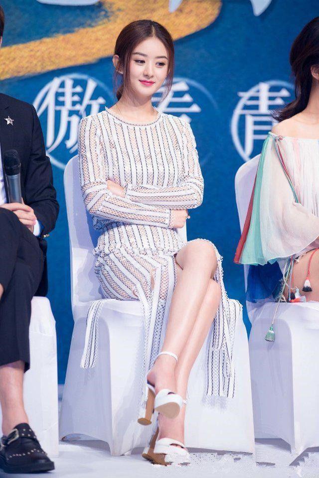也从不耍大牌,从赵丽颖的坐姿,能够看出赵丽颖十分的淑女,一看就十分