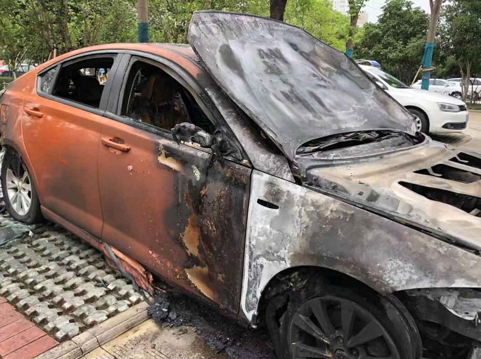 今天下午,梅山南路旁,一辆车被烧得面目全非