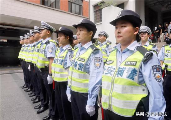 上海首批400多名勤务女辅警帅气上岗!95后女孩成靓丽风景