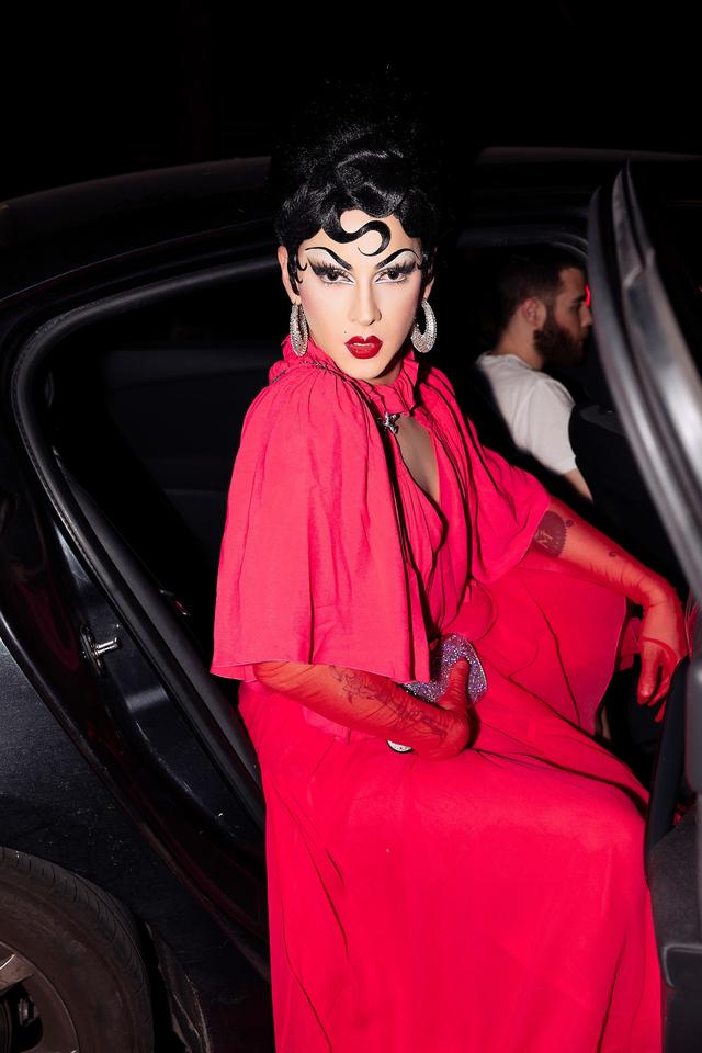 在巴黎violetchachki再次证明了她才是时装女王