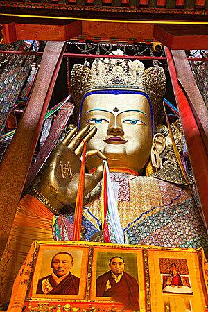 世界上最大的镀金铜坐佛是日喀则扎什伦布寺的强巴佛.1.