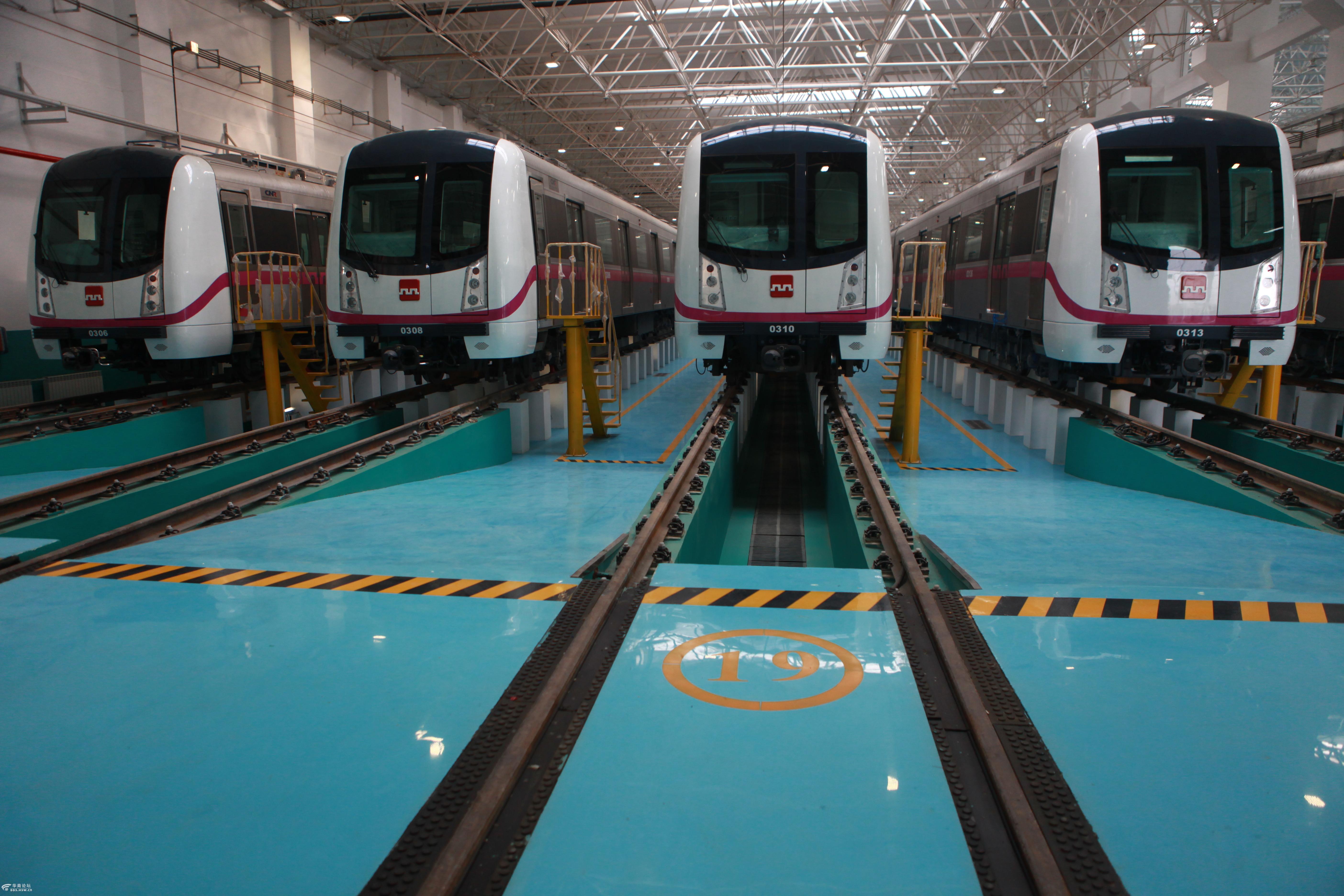 陕西在建的一条地铁,长约396千米,设站32座,预计2021年底建成