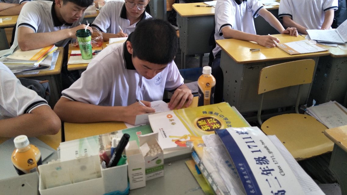 ("相望相守"三下乡团队领队和调研租成员在长沙县第三中学门口合影)