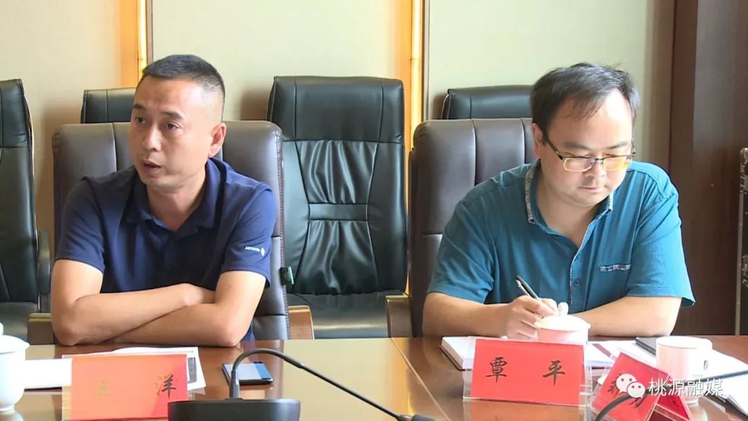 队长覃平(右)五位市委新派驻工作队长谈驻村工作开展以来遇到的问题