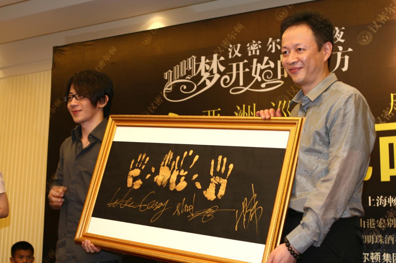 洪伟和魔术大师刘谦的合影"医美项目大多数属于重决策项目,很多时候