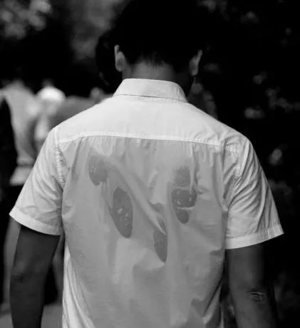 每天都是汗流浃背他既没时间出轨也没精力搞事情连生活都没有更别提