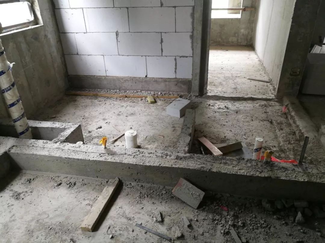 室内二次浇注混凝土结构反坎模板安装规范,混凝土成型质量较好.