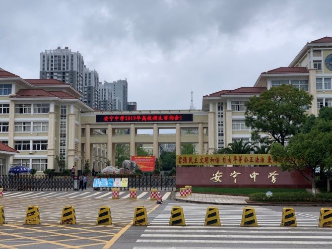 有阳光,有雨露,一路花香.在昆明的第一场雨,给了昆十二中.