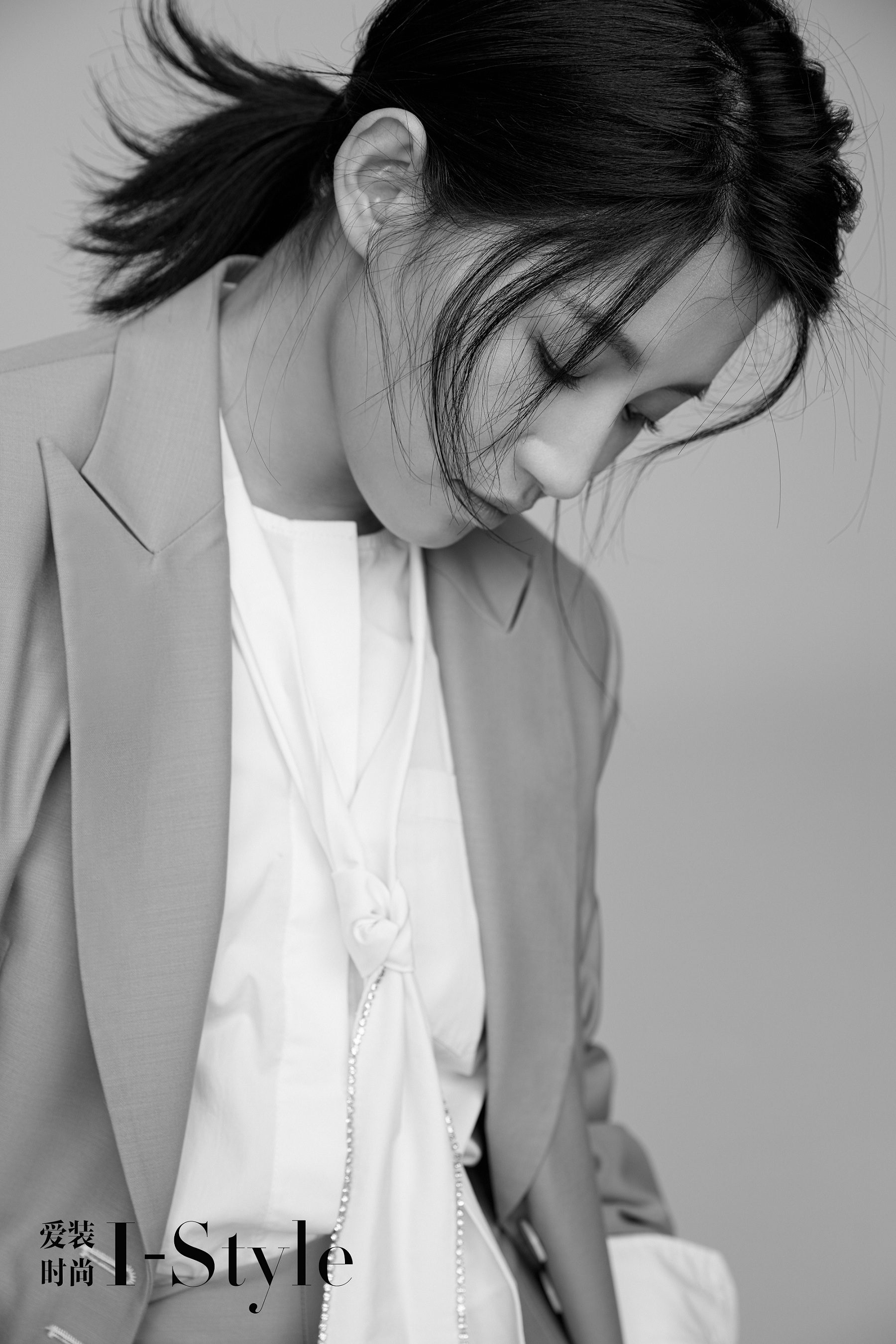 苏青杂志解锁多种风格精致简约时尚表现力十足