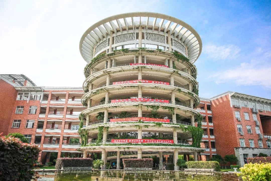 平安校园,绿色学校浙江省应用型建设试点示范学校,除此之外,万里还是