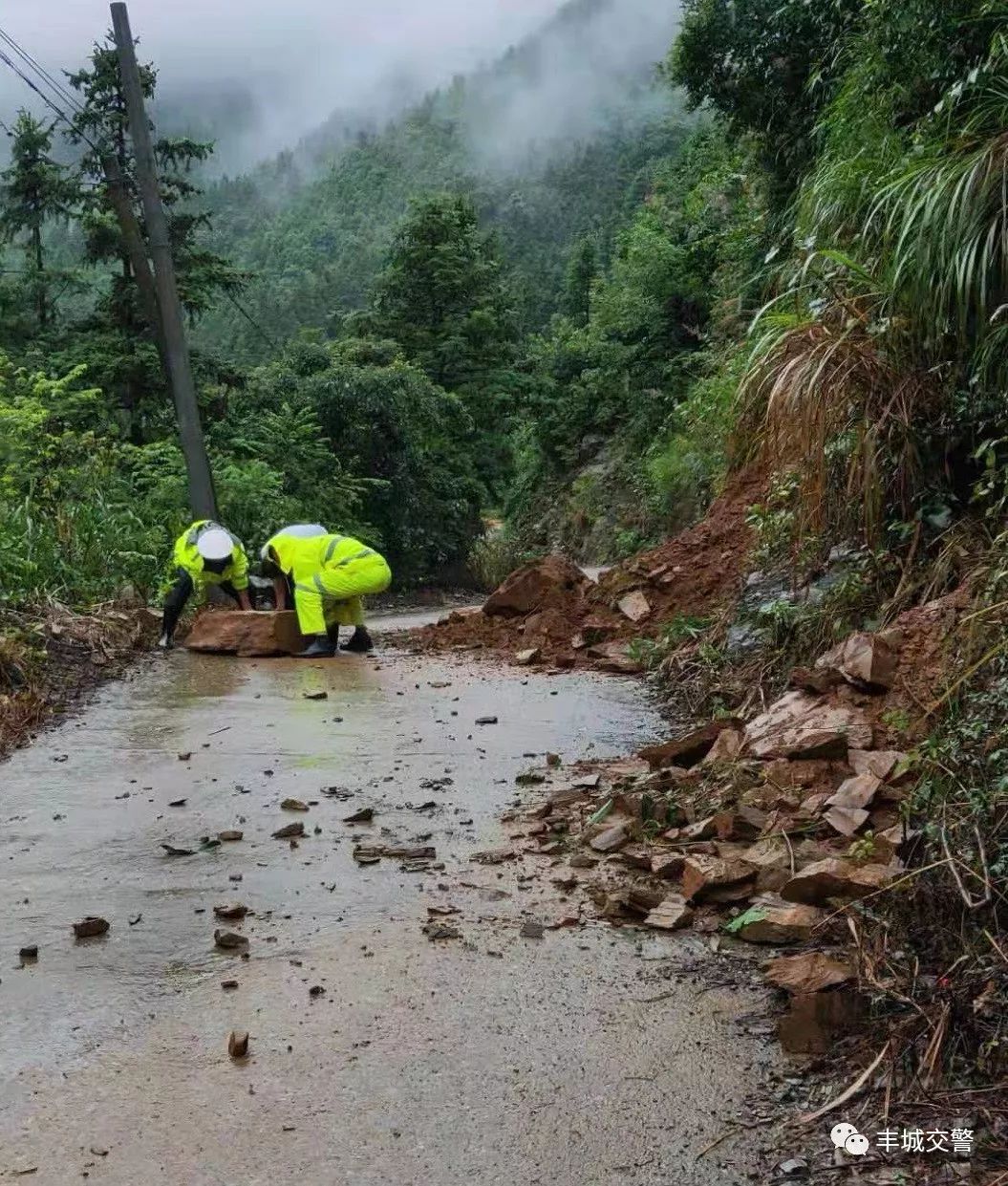 下雨山体滑坡图片图片