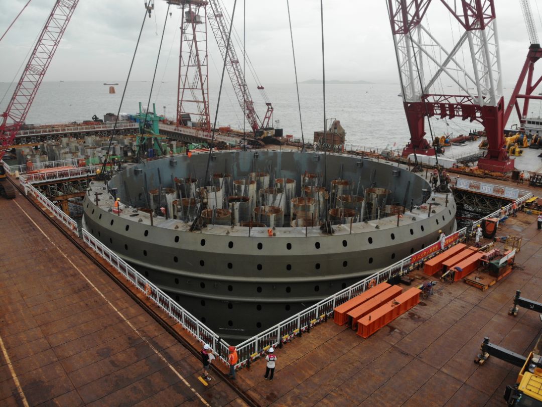 深中通道伶仃洋大桥首个钢吊箱成功下放海陆空立体护航