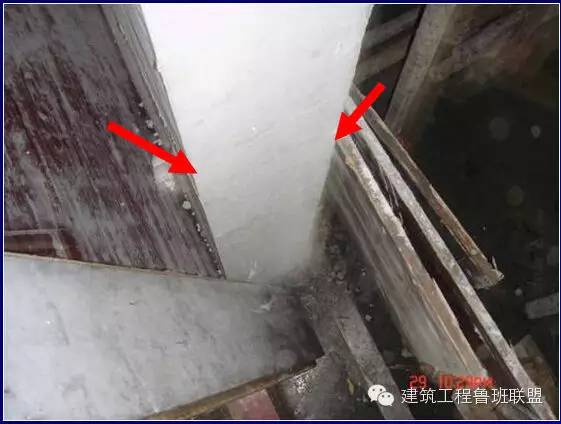 质量对比:采取预埋螺杆加固技术防止外墙漏浆,错台:采取套模技术防止