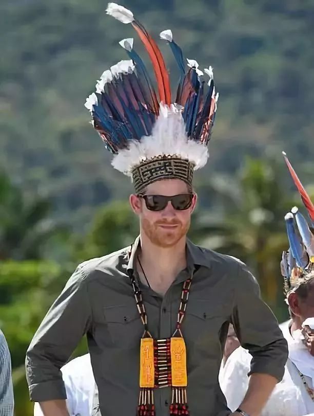 不知道是不是因为看起来和地方传统服饰特别搭,哈里经常会收到类似的