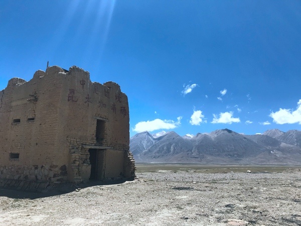 走进"生命禁区"昆木加哨所:精神之花在这里绽放_界碑