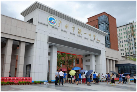 9日下午,细雨绵绵,广铁一中白云校区初一新生与家长陆续到达学校,在