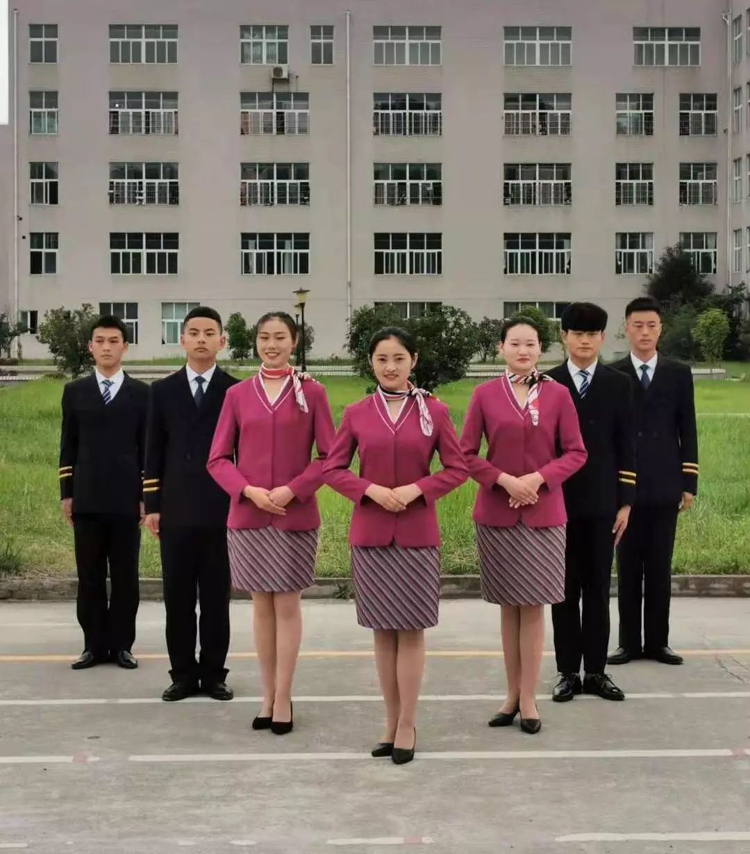 高铁乘务学校：新时代列车上的服务艺术