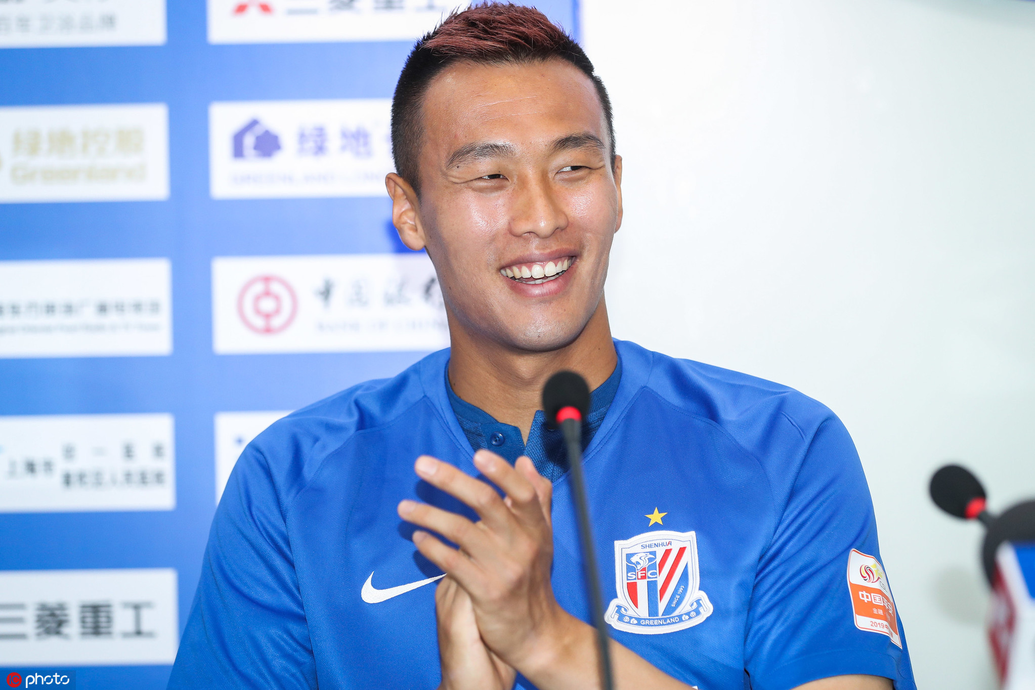 金信煜出席申花新援见面会,韩国人笑容灿烂耐心回答记者提问