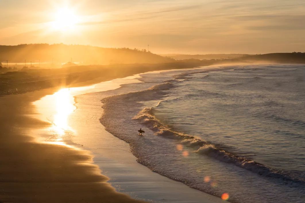 白色的灯塔立在了我棕色的帽檐上.习习的海风恰好吹绿了我路边的小草.
