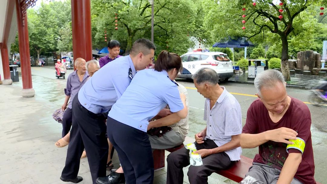 平安景宁景宁县交警发放反光臂章守护老人夜间出行