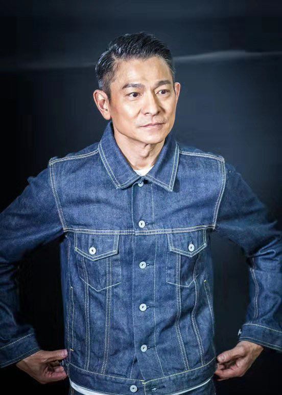 原创刘德华路演与空姐合影,卖萌嘟嘴,帅足38年,难得57岁还魅力十足