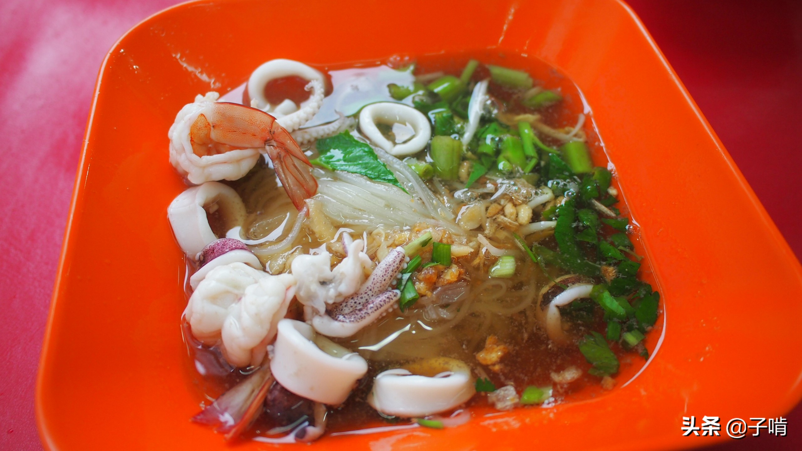 路边摊12元的海鲜粉海鲜给的真不少味道食材上出品不输大饭店