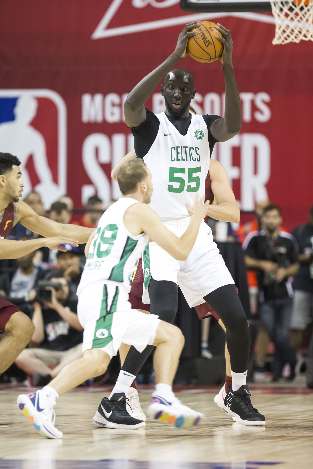 7月8日,凯尔特人队球员法尔(右)在比赛中.