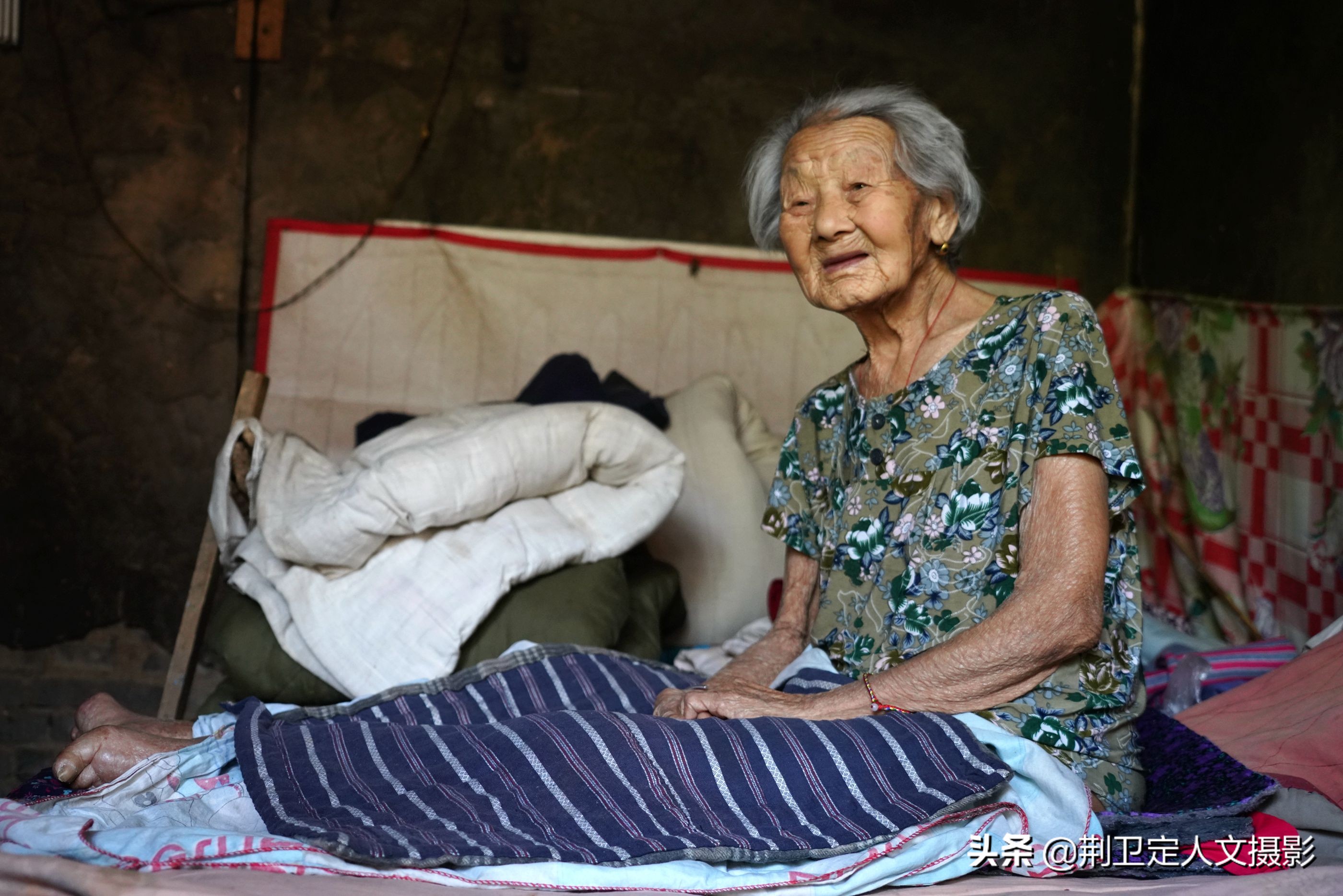山西农村104岁老人不慎摔伤卧床,她有4个孩子为何只有小女在身边
