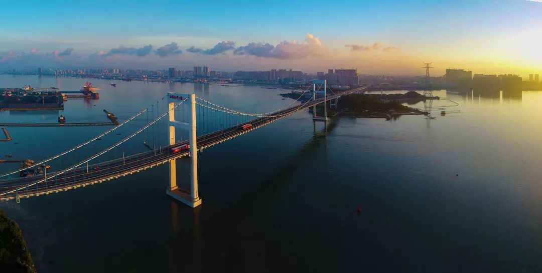 伴着清晨第一缕阳光,海湾大桥在金色光辉中.