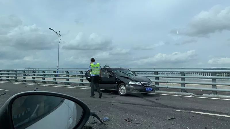 惨烈车祸!开平这座桥上突发交通事故,两车损毁严重!_金山大桥