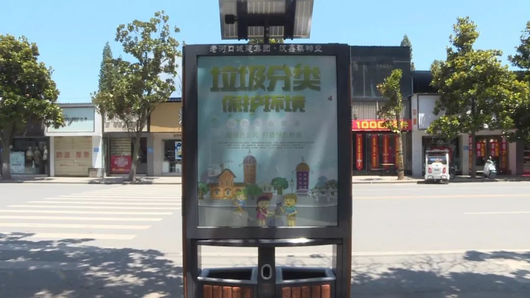 新增的橱窗式公益广告,不仅具备了垃圾分类功能,还兼顾了创文宣传作用