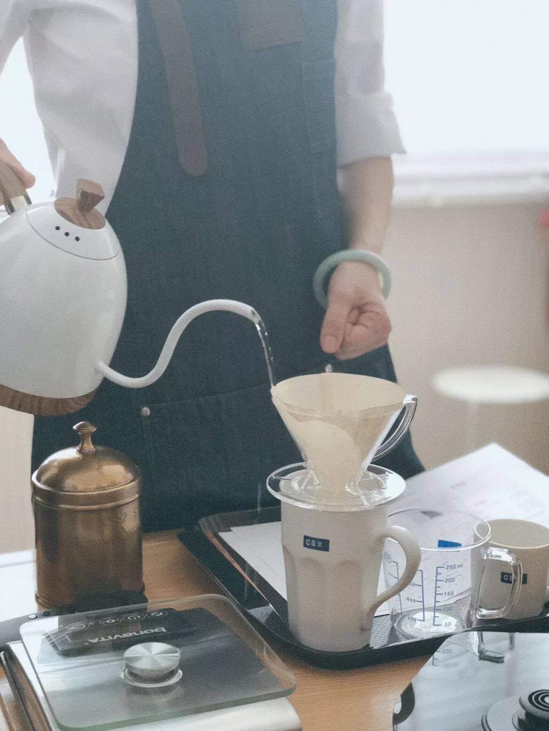 手冲精品咖啡制作步骤说到手冲精品咖啡的灵魂,咖啡豆当仁不让.