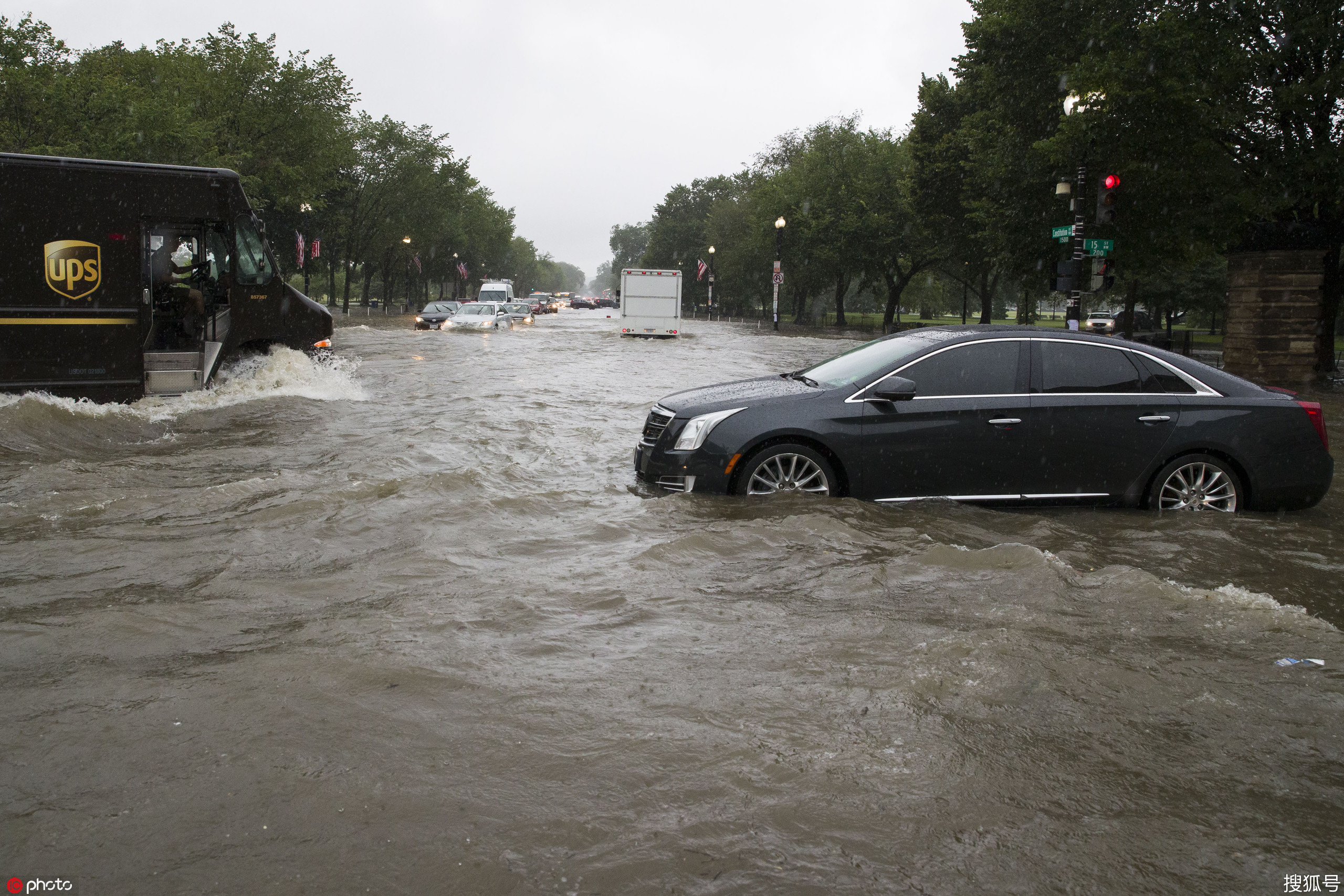 美国华盛顿遭暴雨袭击引发洪灾 街道遭水淹来看海