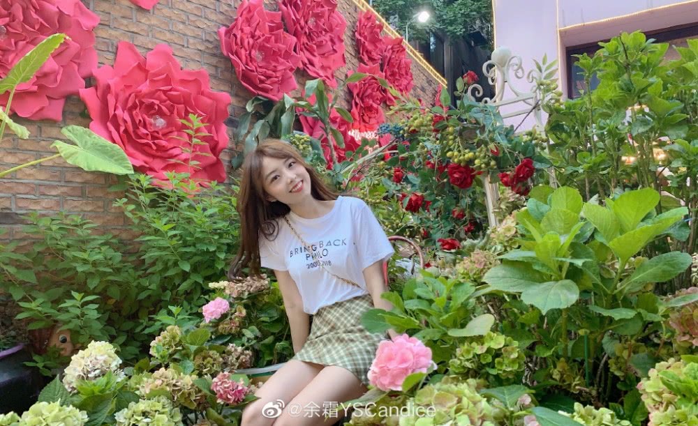 余霜晒出韩国街拍照甜美可爱网友管泽元一生之敌