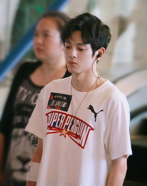 篮球新秀学长王润泽意外爆冷被赖美云钦点队长