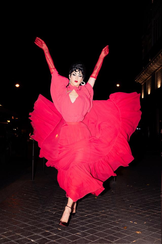 在巴黎violetchachki再次证明了她才是时装女王