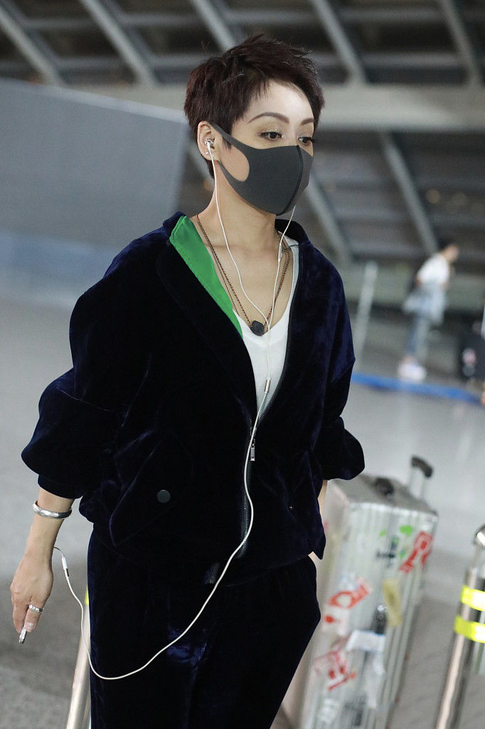 47岁宁静状态真好全黑look运动装短发率性干练新发色很减龄