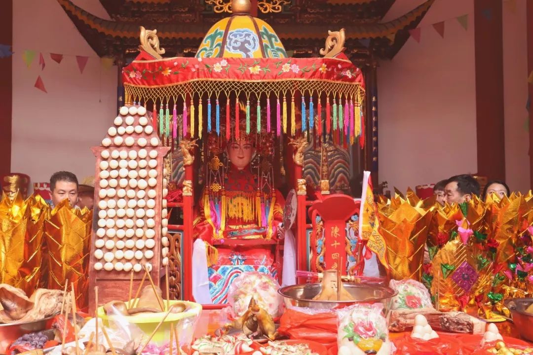 六月十五吴坑乡章山村有大场面杭州醒狮跟随表演